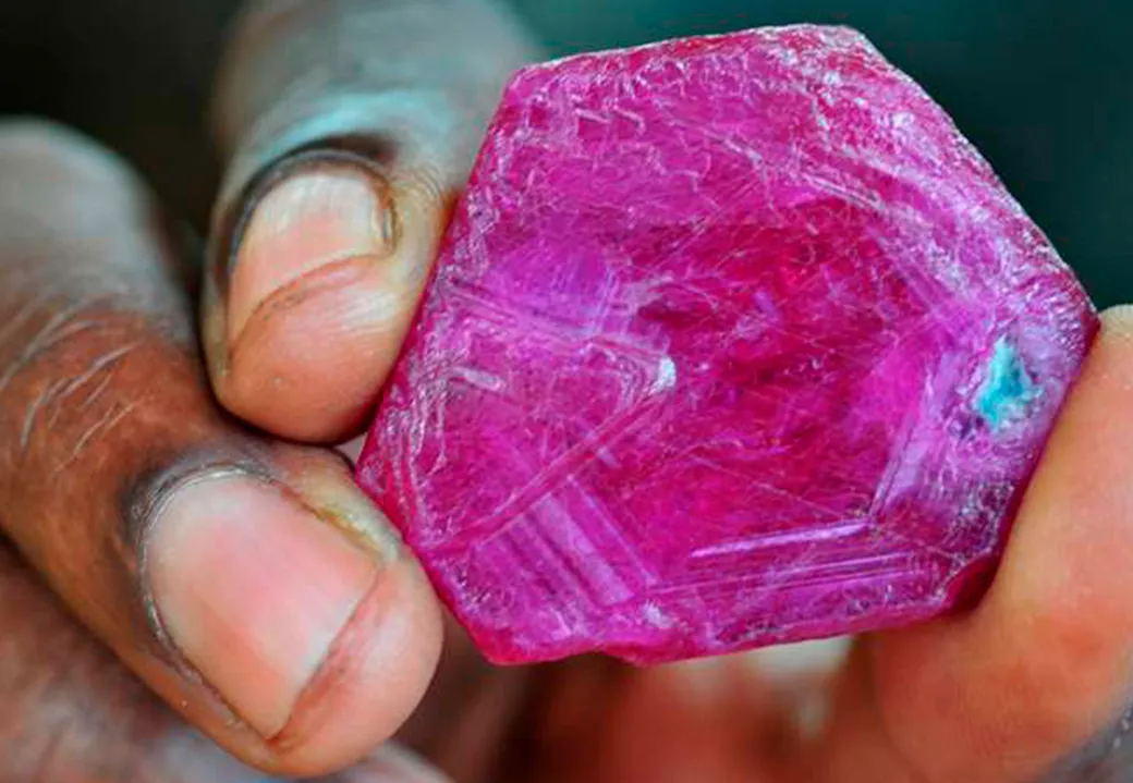 Moçambique Celebra Sucesso no Leilão de Rubis com Receita de 1 049 Milhões USD