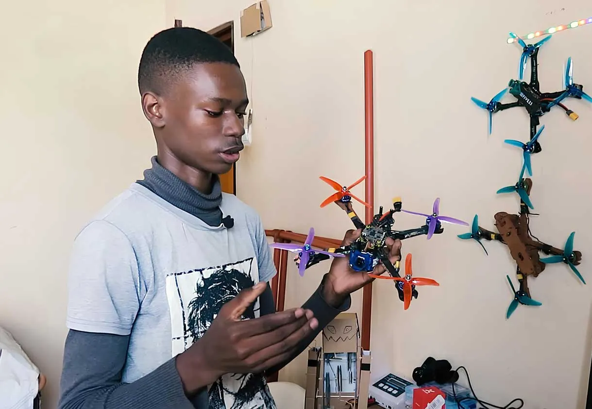Jovem Moçambicano Revoluciona com Criação de Drone made in Moçambique