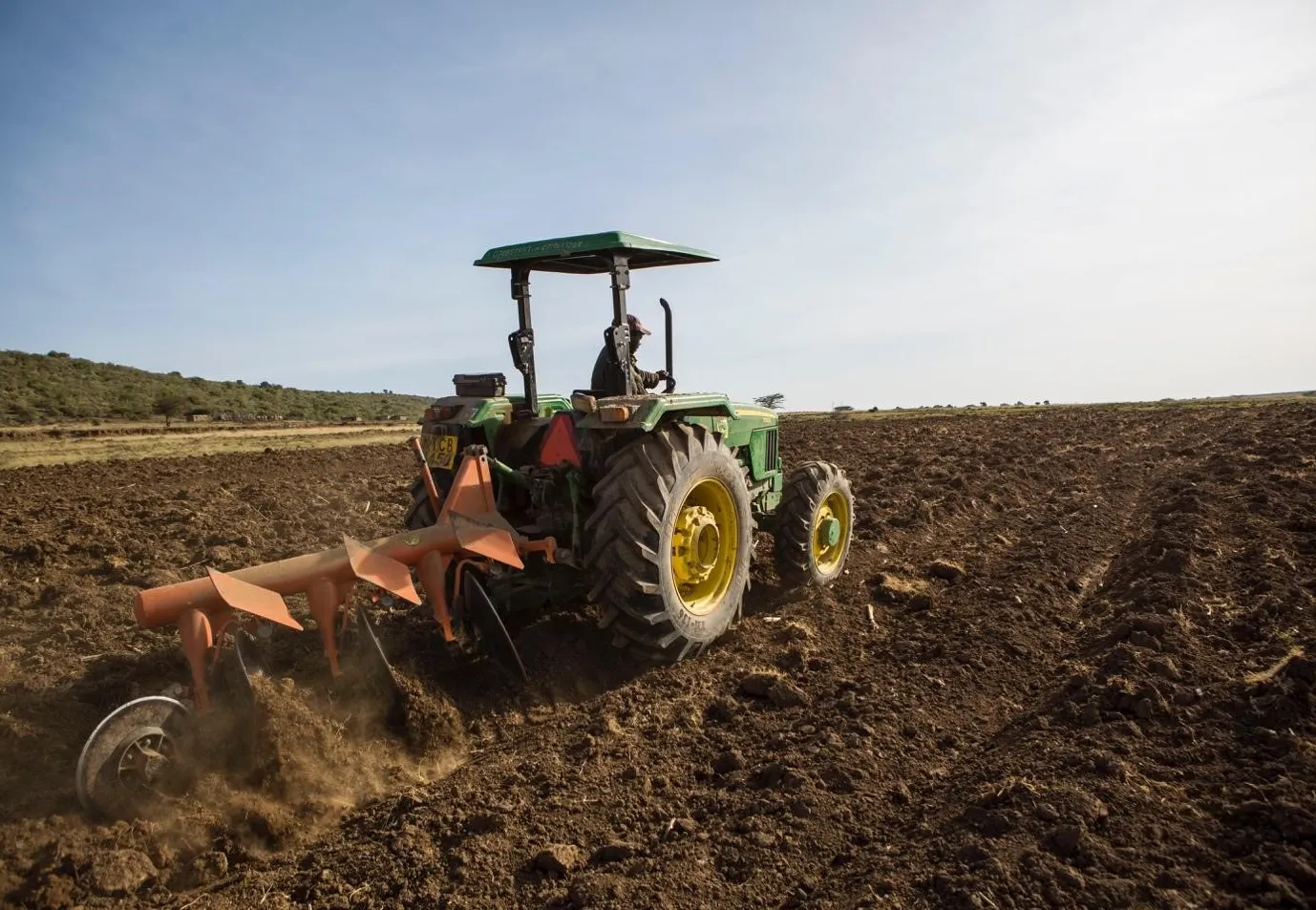 Agricultores de Mossurize recebem tractores para dinamizar agricultura familiar