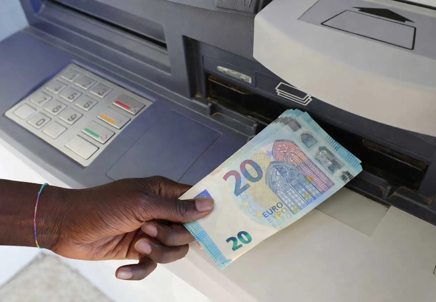 Residentes moçambicanos precisam de autorização do Banco de Moçambique para abrir ou manter contas bancárias no exterior