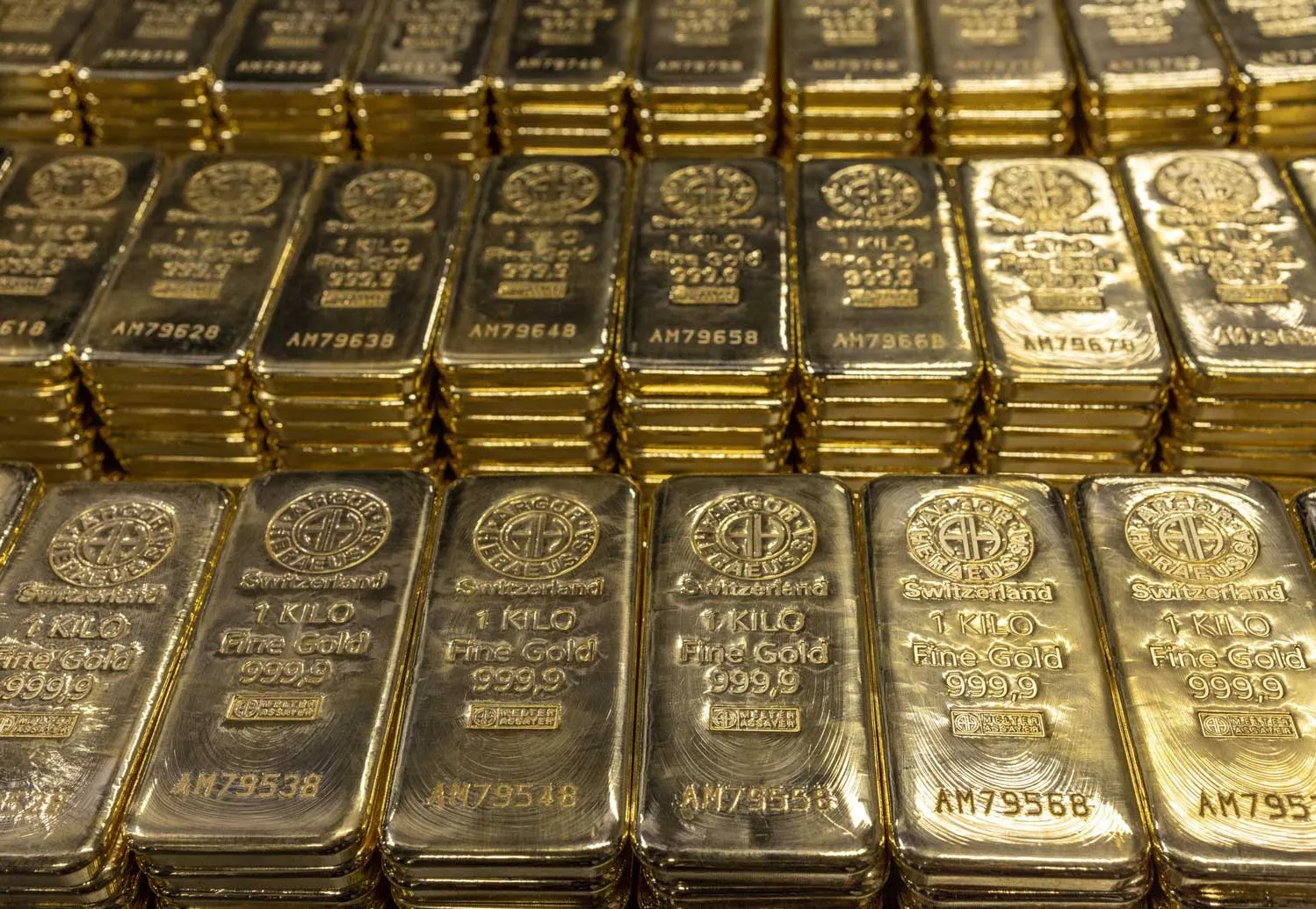 Ouro dispara para recorde histórico com tensões em torno de Trump
