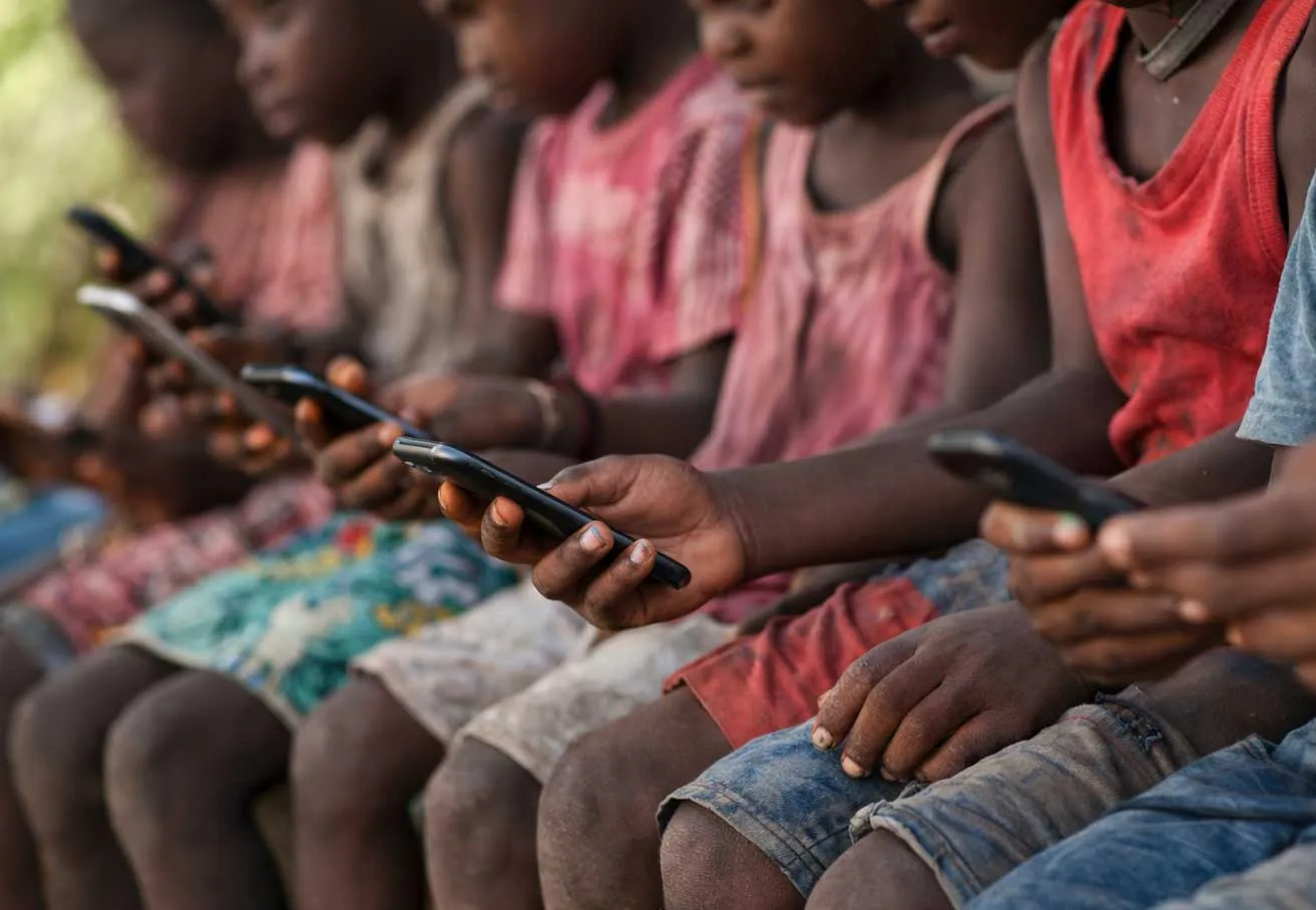 Nova lei em Portugal restringe redes sociais até aos 16 anos: Deve Moçambique seguir o exemplo?
