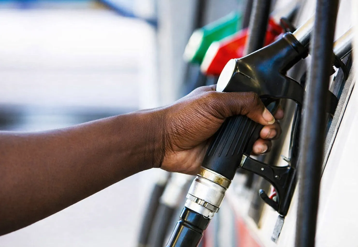 Moçambique assegura reservas de combustível até Maio enquanto avalia risco petrolífero