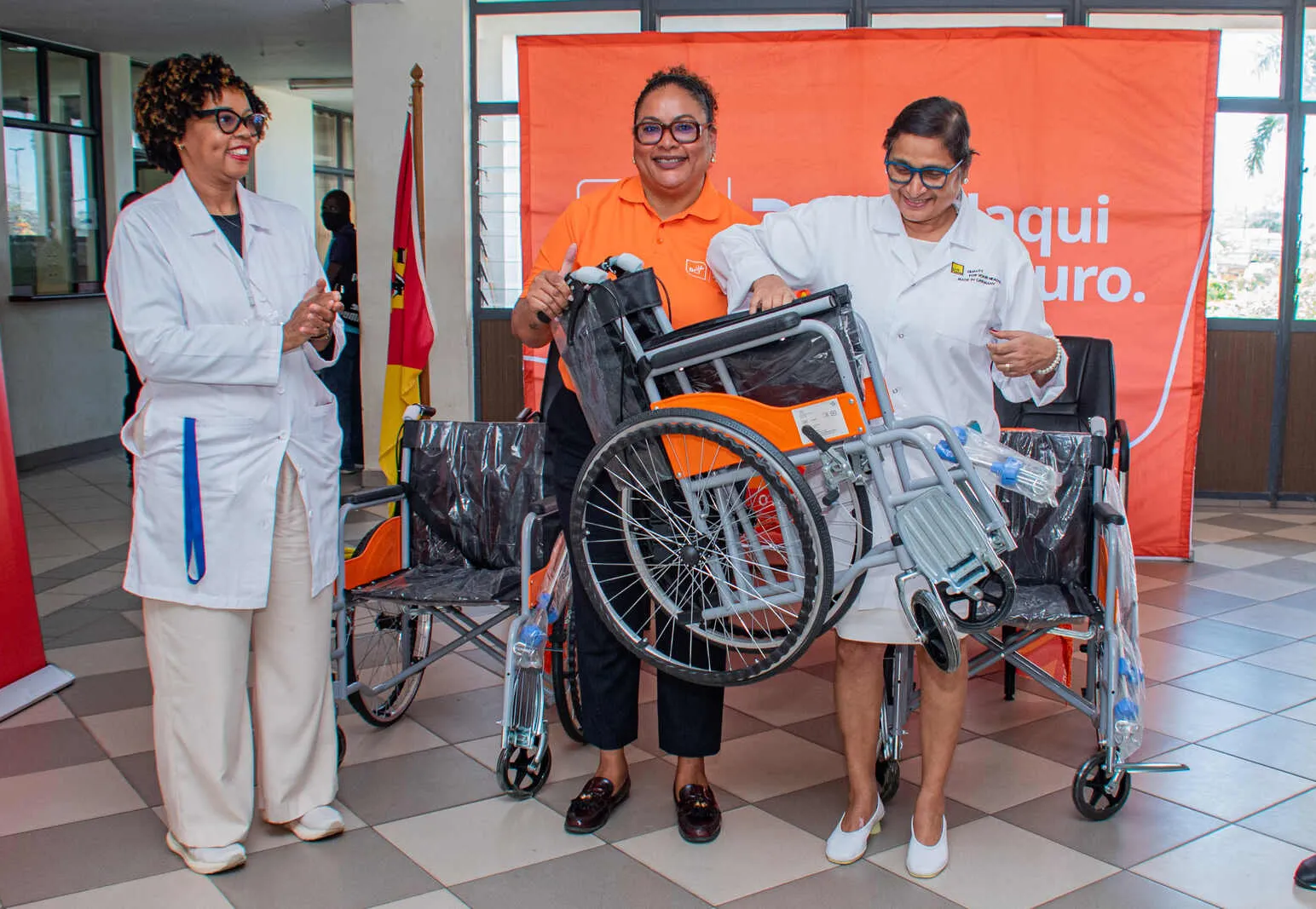 Hospital Provincial da Matola recebe doação de cadeiras de rodas para reforçar atendimento aos doentes