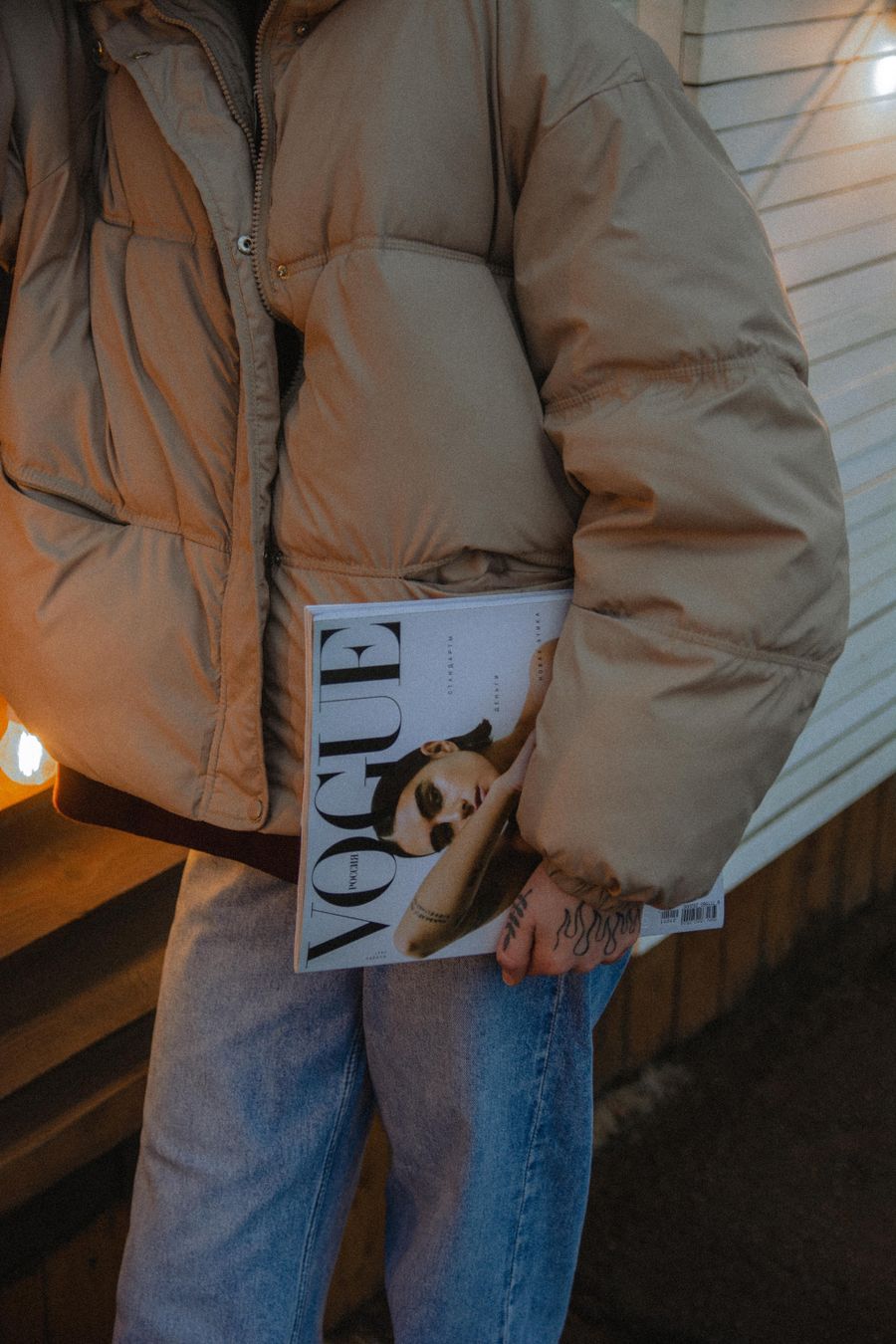 Pessoa a segurar uma revista editorial