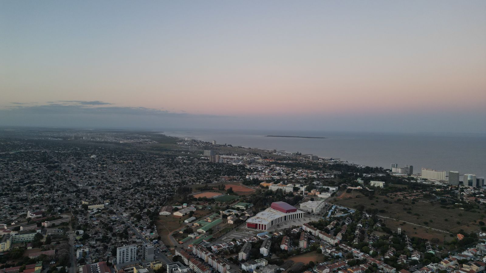 Vista aérea de Maputo ao crepúsculo